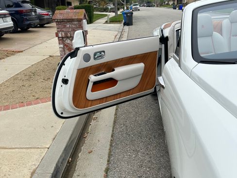 Used 2017 Rolls-Royce Dawn image 13