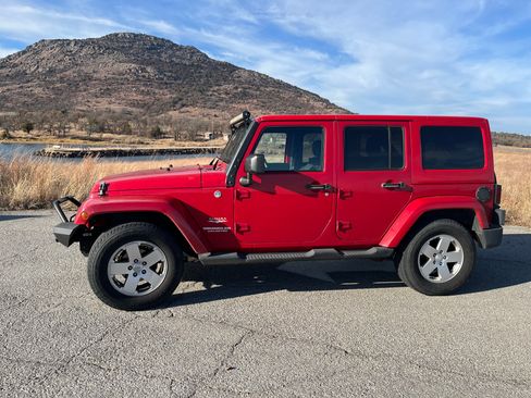 Used 2012 Jeep Wrangler Unlimited Sahara w/ Connectivity Group AWD/4WD image 2