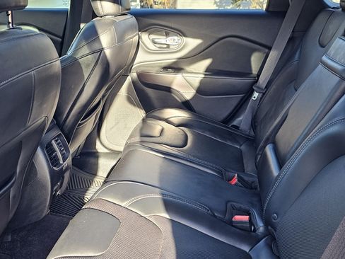 Used 2019 Jeep Cherokee Limited image 22