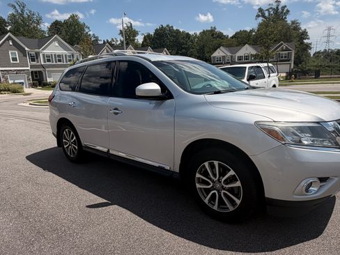 Used 2014 Nissan Pathfinder SL w/ SL Tech Package FWD image 6