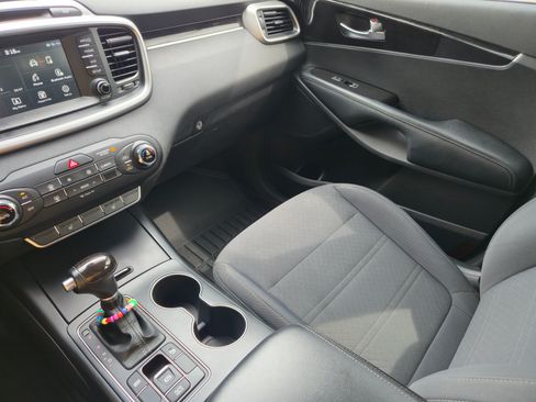 Used 2017 Kia Sorento LX w/ LX Convenience Package image 4