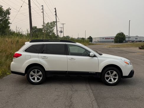 Used 2014 Subaru Outback 3.6R Limited w/ Moonroof Package AWD/4WD image 10