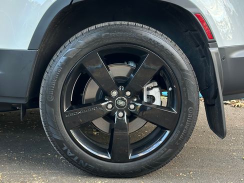 Used 2023 Land Rover Defender 130 SE image 14