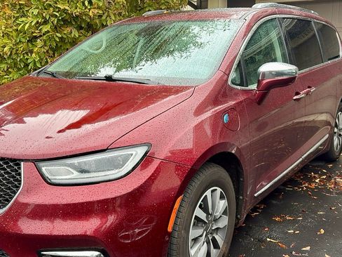 Used 2021 Chrysler Pacifica Limited w/ Premium & Safety Sphere Group image 1