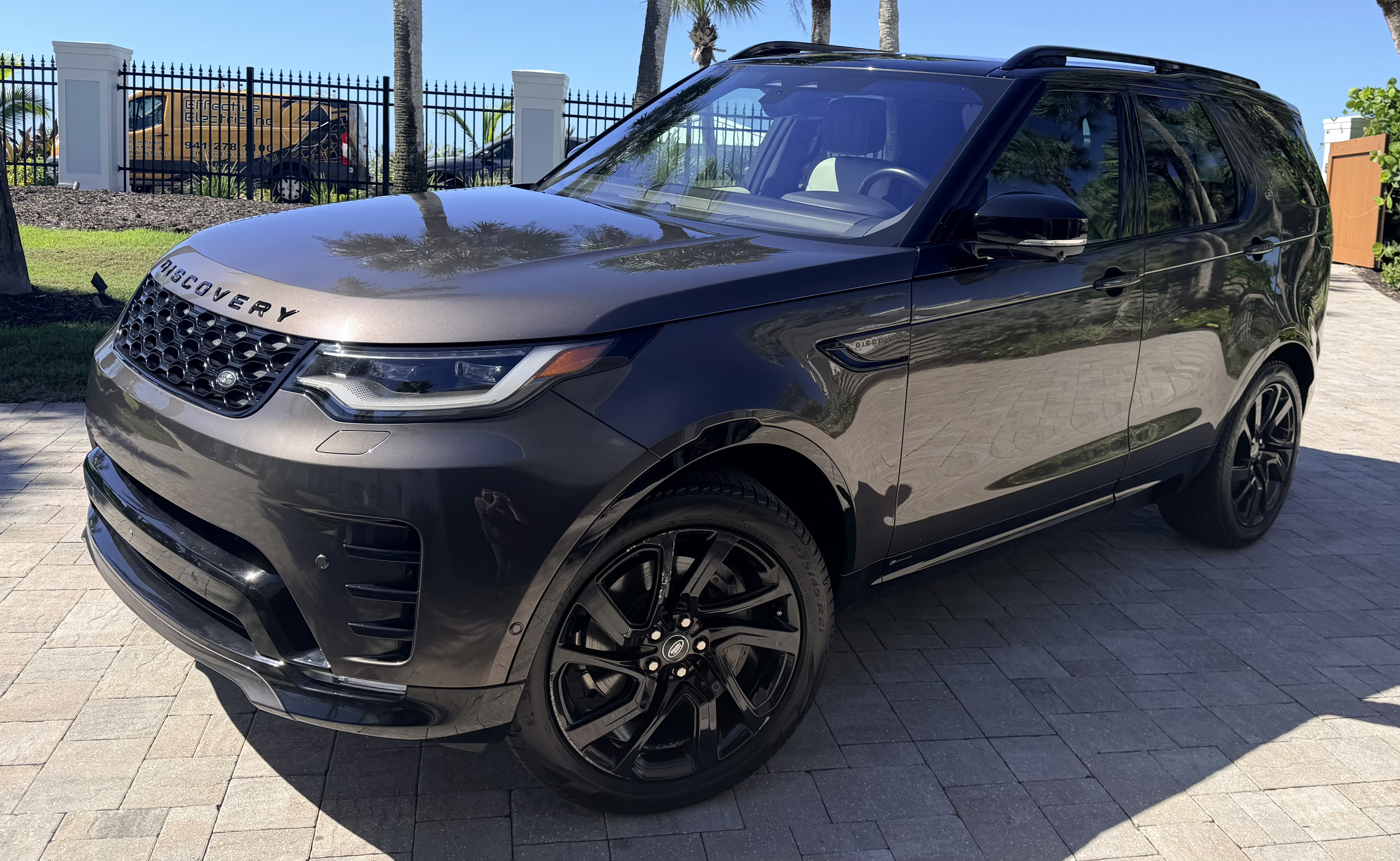 Used 2022 Land Rover Discovery S R-Dynamic AWD/4WD image 1
