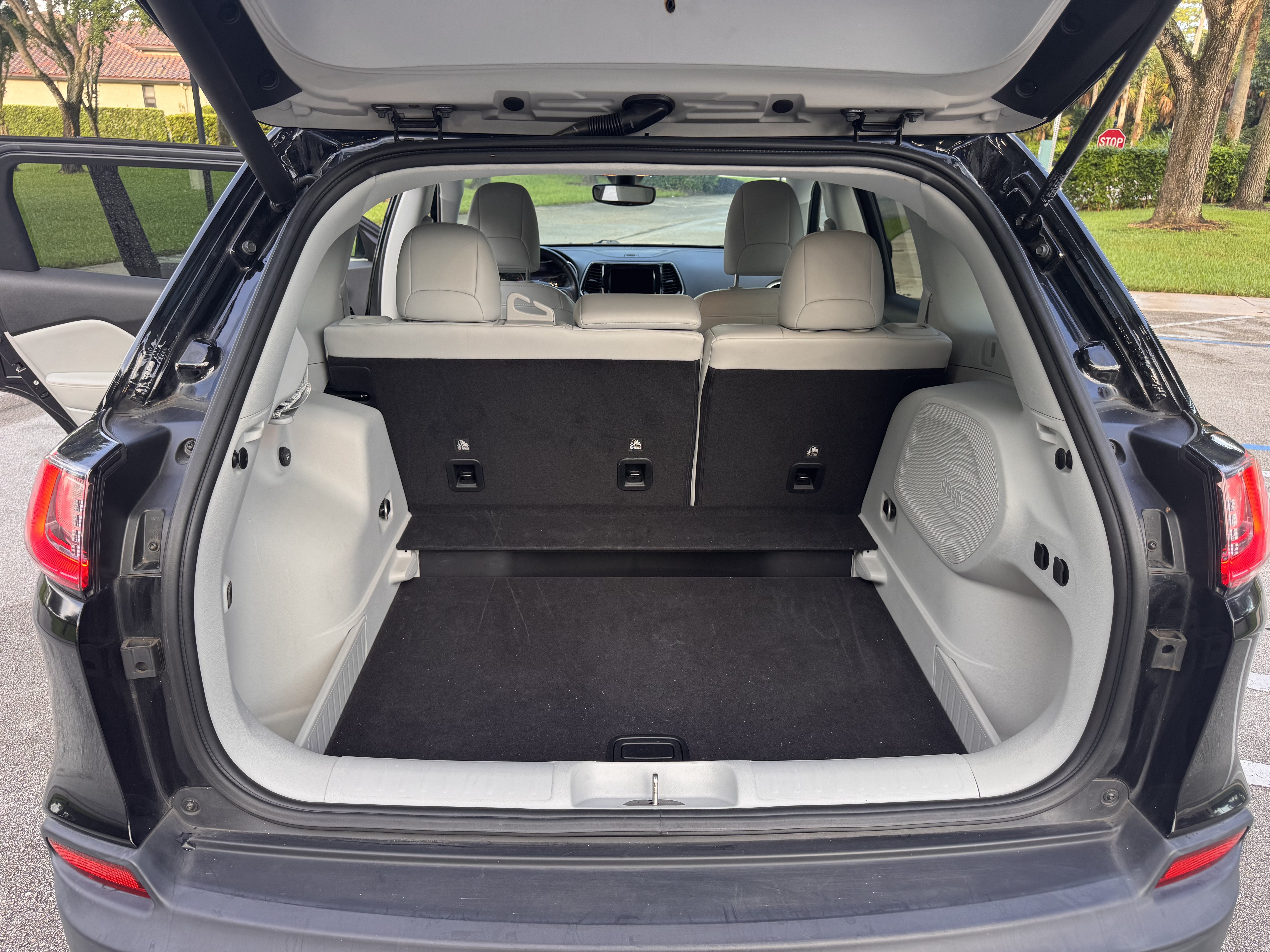 Used 2020 Jeep Cherokee Limited FWD image 12
