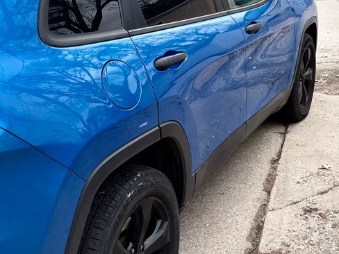 Used 2017 Jeep Cherokee Sport image 8