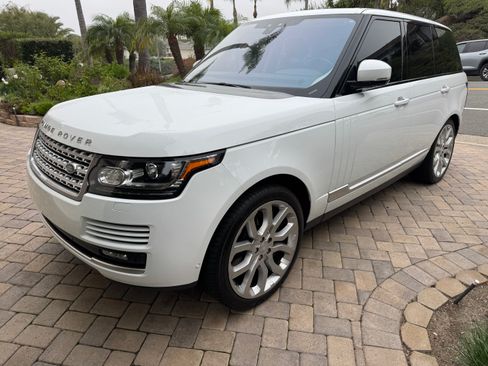 Used 2017 Land Rover Range Rover HSE image 12