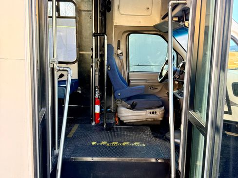 Used 2005 Ford E-450 and Econoline 450 image 9