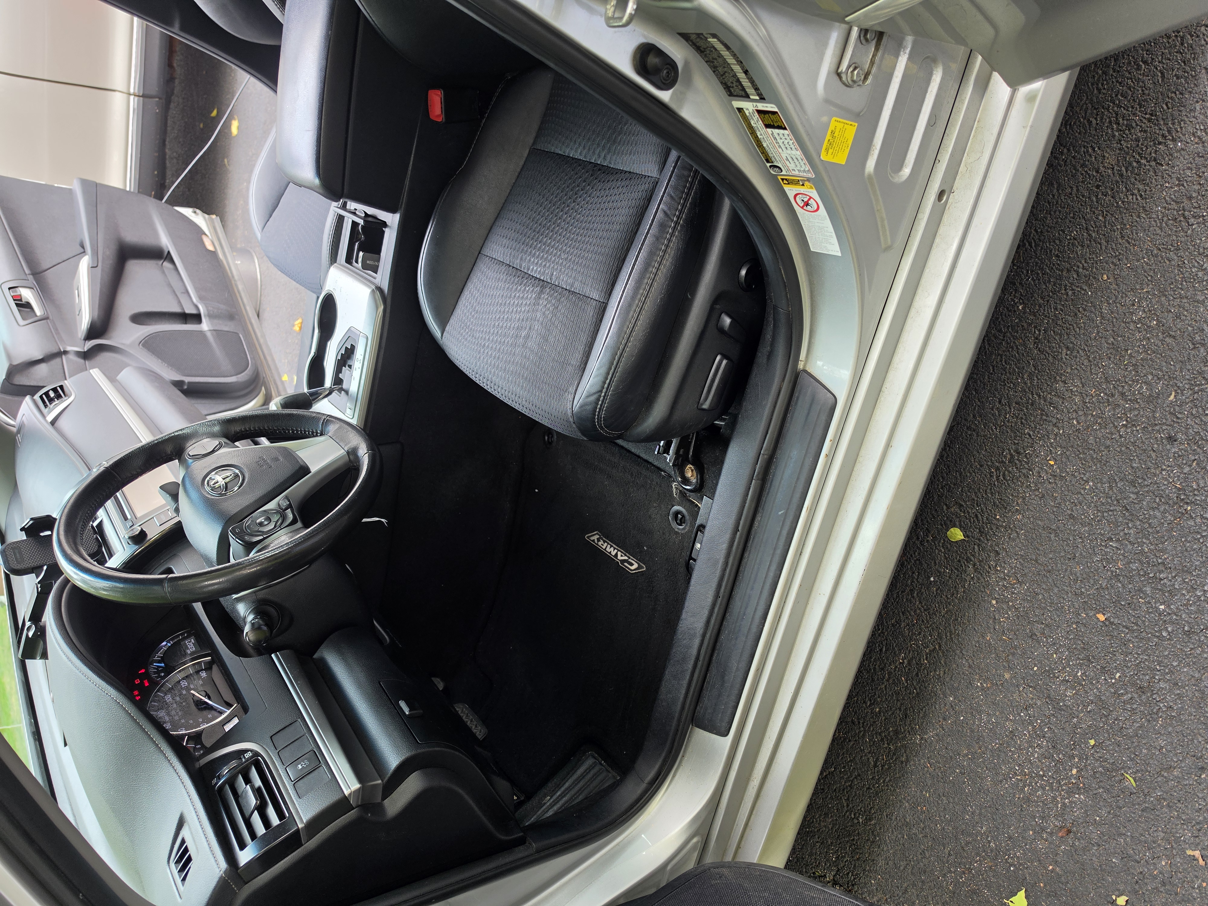 Used 2012 Toyota Camry SE FWD image 6