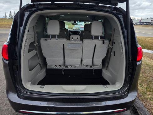 Used 2017 Chrysler Pacifica Touring-L image 6
