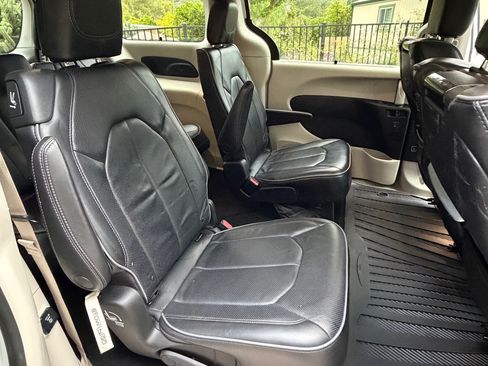 Used 2018 Chrysler Pacifica Limited w/ Tire & Wheel Group FWD image 10