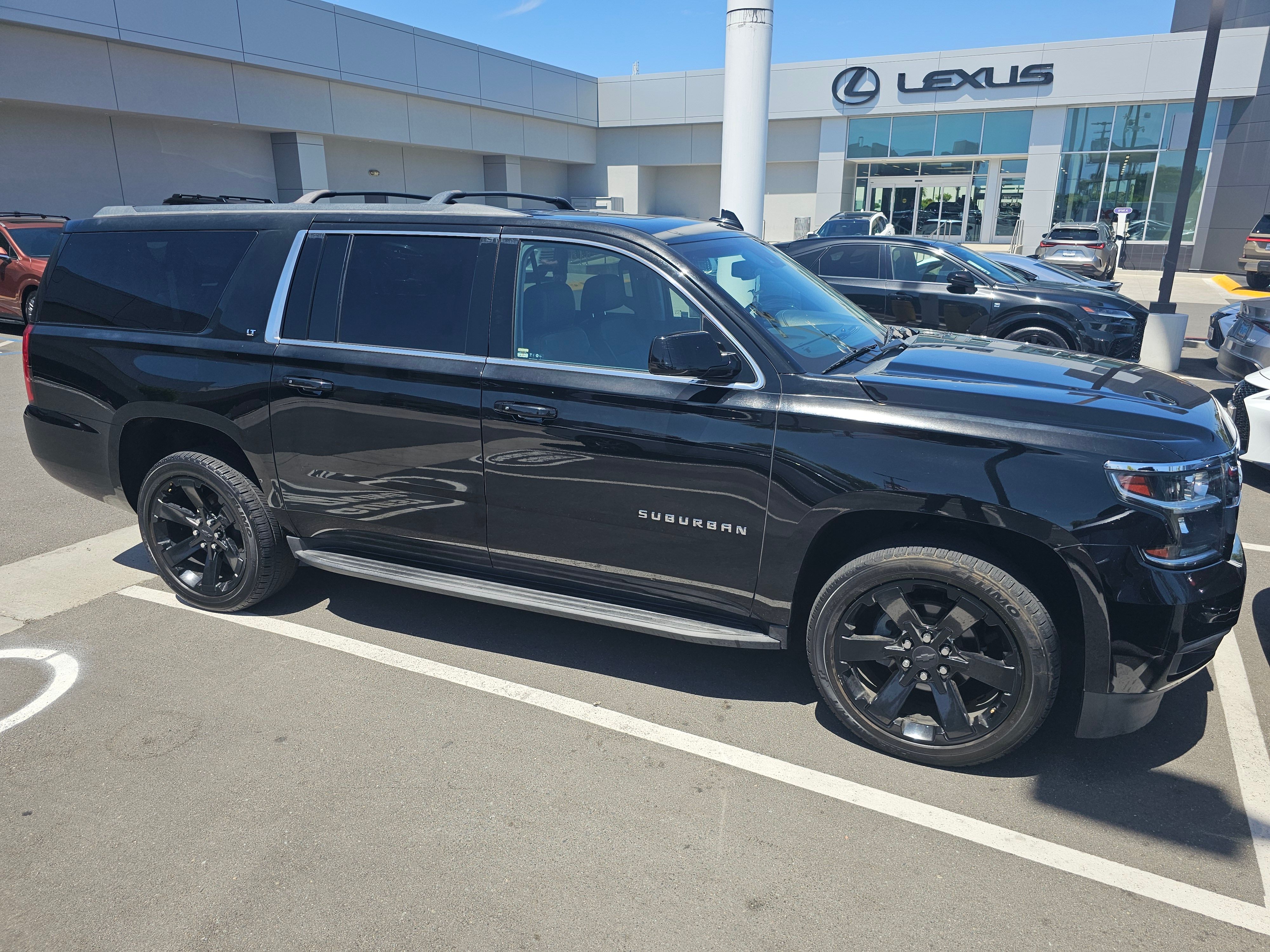 Used 2018 Chevrolet Suburban LT RWD image 1