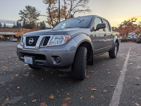 Used 2018 Nissan Frontier SV image 1