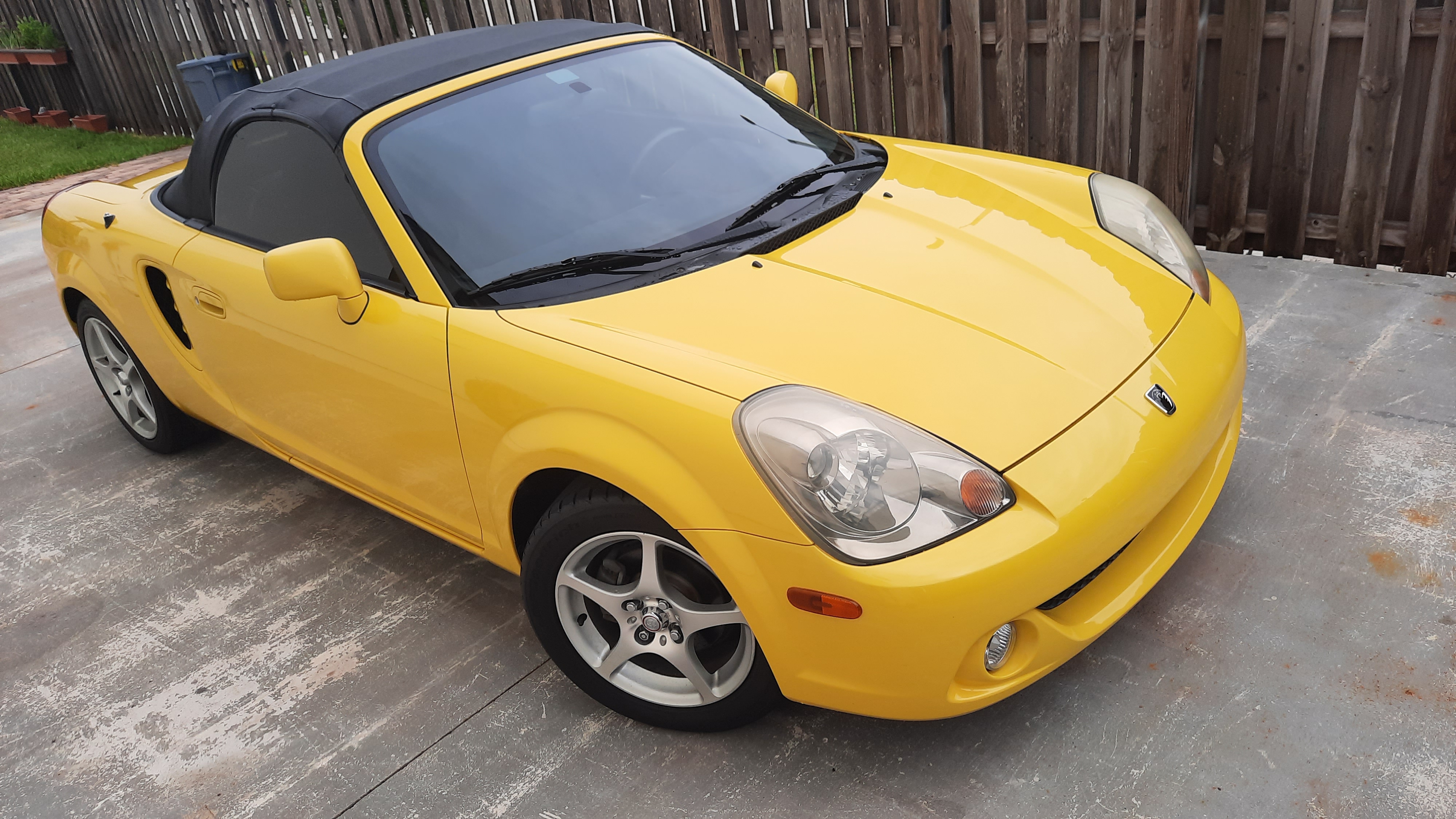 Used 2003 Toyota MR2 w/ Preferred Accessory Pkg RWD image 1