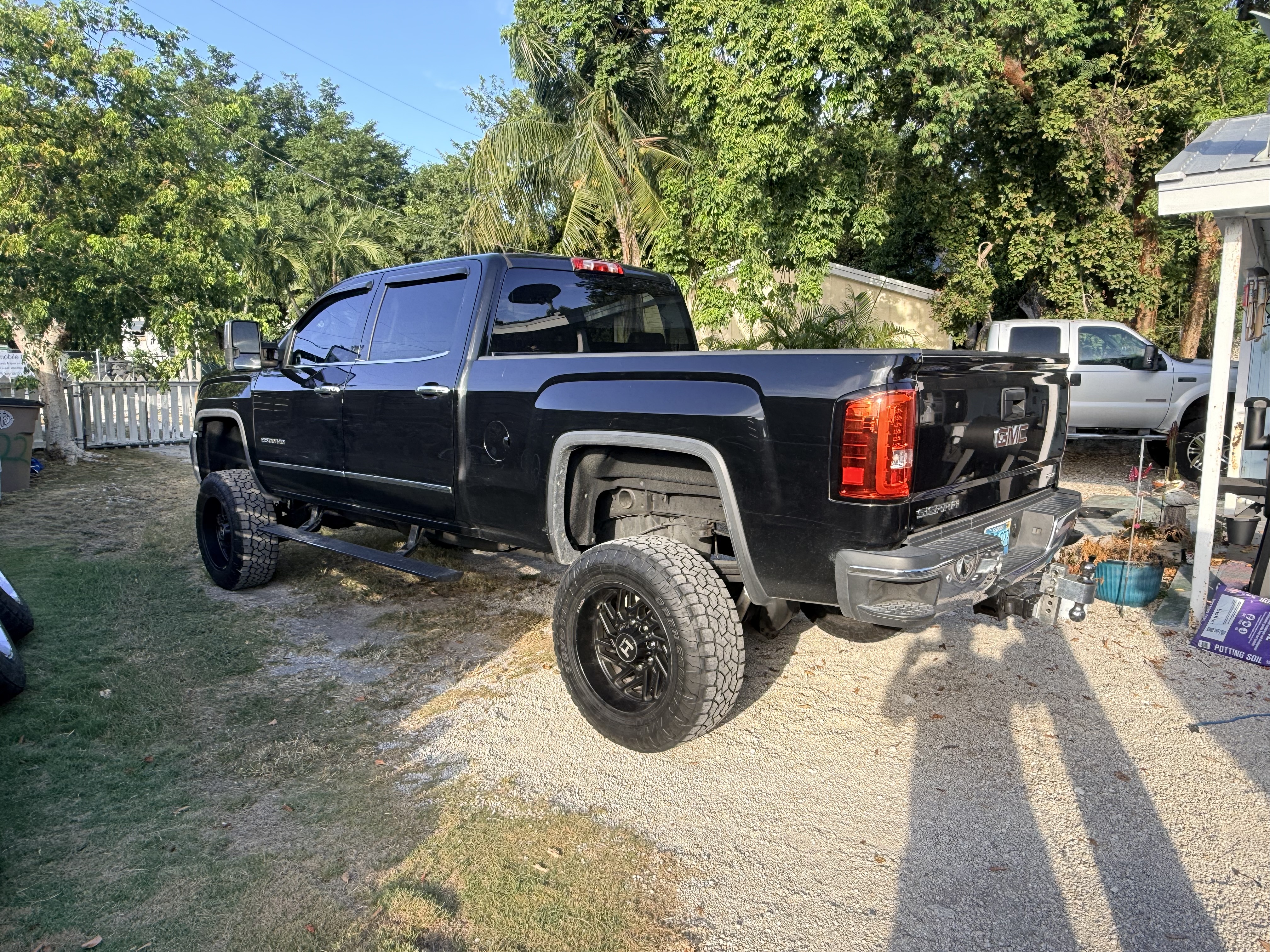 Used 2015 GMC Sierra 2500 SLT w/ Duramax Plus Package AWD/4WD image 8