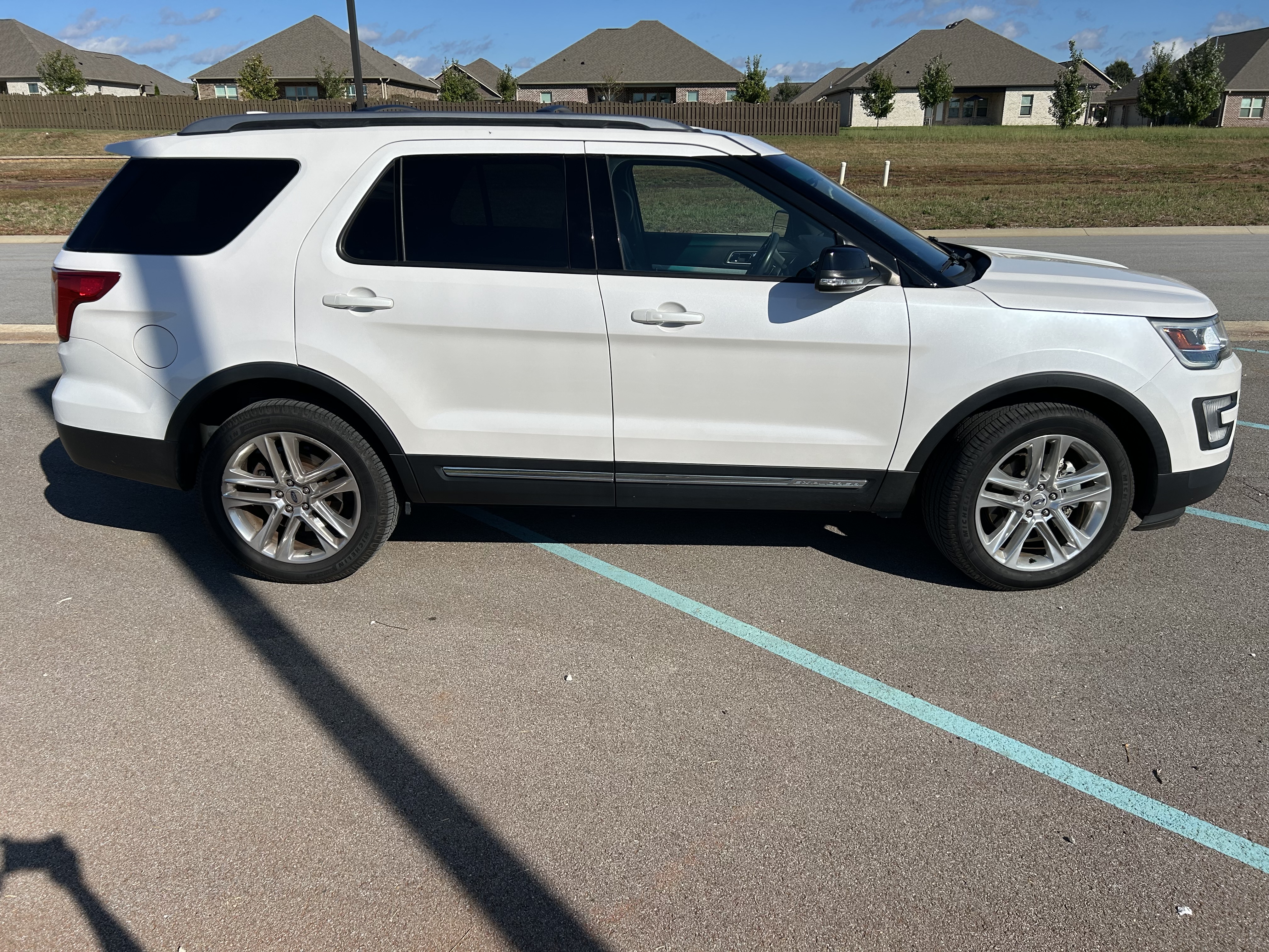 Used 2017 Ford Explorer XLT w/ Equipment Group 202A AWD/4WD image 5
