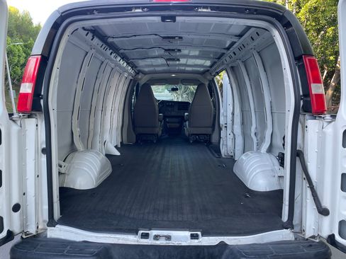 Used 2018 Chevrolet Express 2500 Extended Van 3D image 10