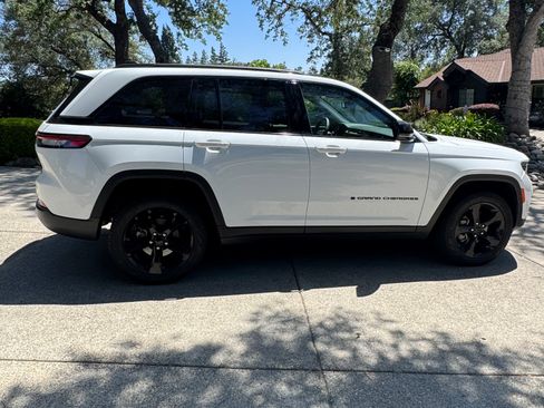 Used 2024 Jeep Grand Cherokee Limited w/ Black Appearance Package AWD/4WD image 4