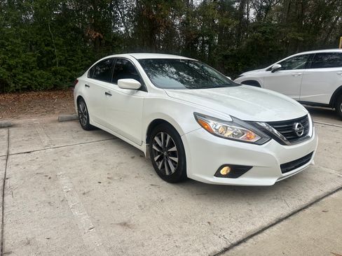 Used 2017 Nissan Altima 2.5 SV image 2