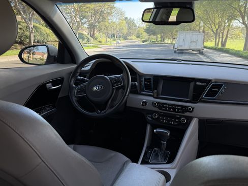 Used 2018 Kia Niro EX FWD image 10