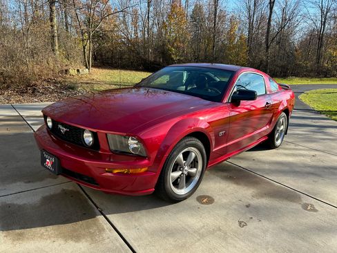 Used 2005 Ford Mustang GT image 1