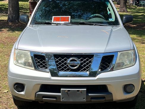 Used 2012 Nissan Frontier SV AWD/4WD image 2