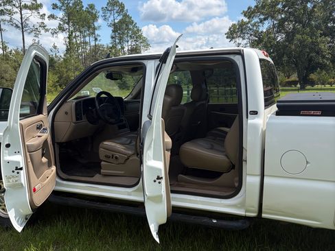 Used 2006 GMC Sierra 2500 SLT w/ Heavy-Duty Power Package AWD/4WD image 9