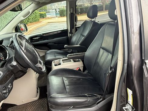 Used 2015 Chrysler Town & Country Touring image 8