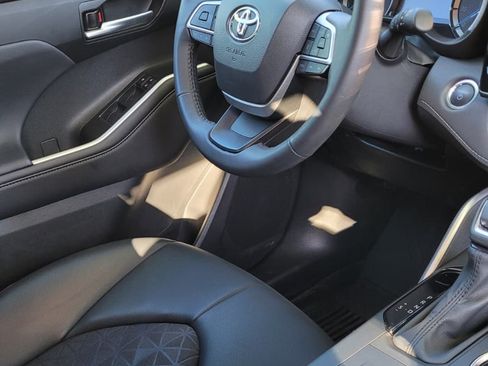 Used 2024 Toyota Highlander XLE image 6