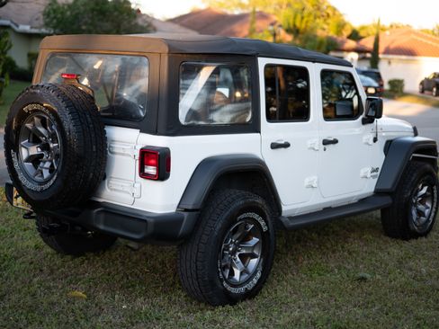 Used 2018 Jeep Wrangler Unlimited Sport image 10