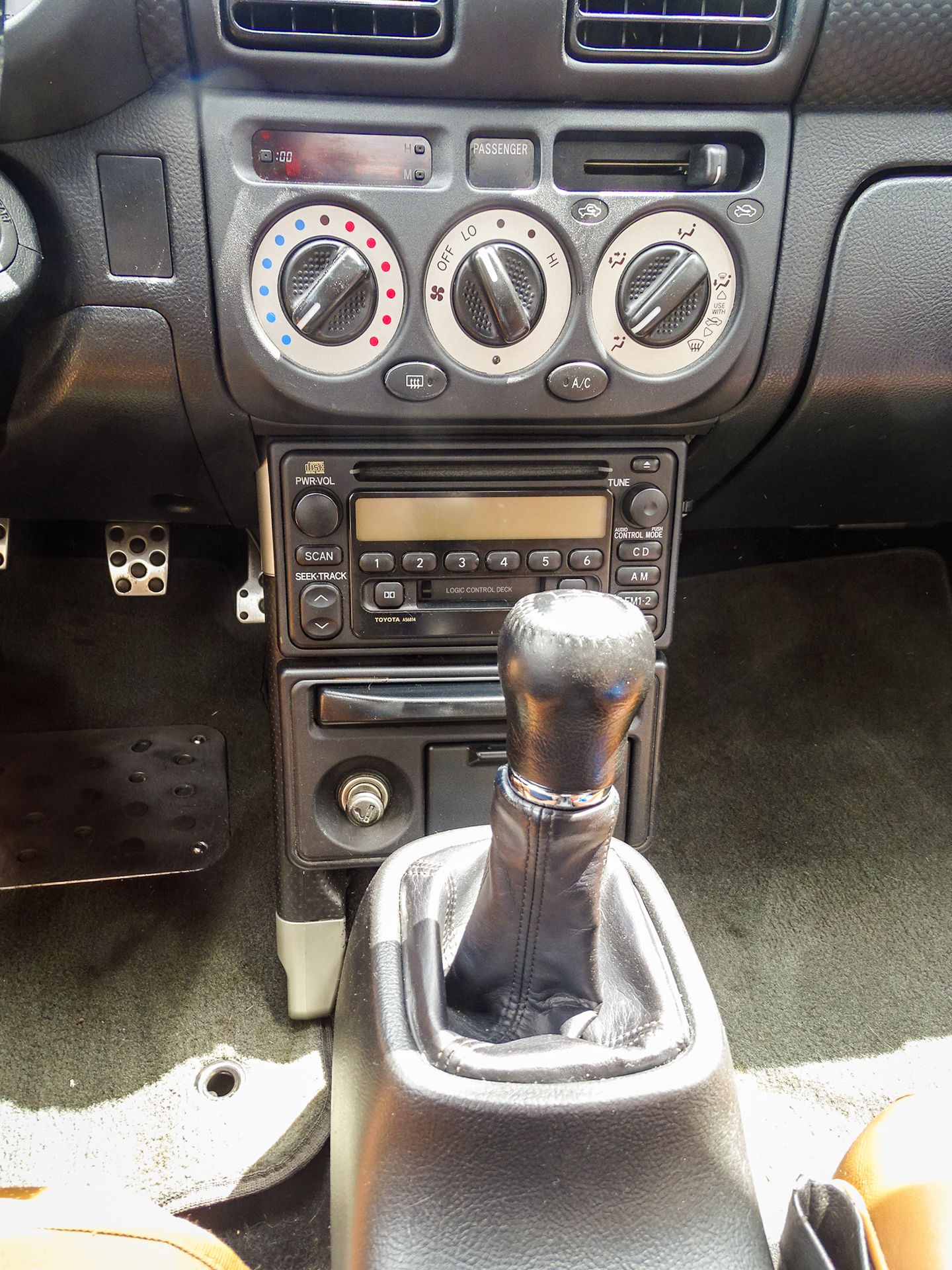 Used 2002 Toyota MR2 w/ Leather Pkg RWD image 12