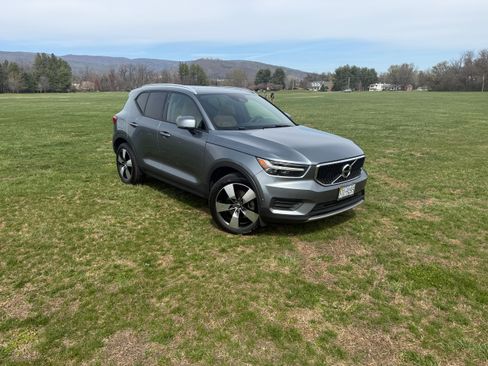 Used 2019 Volvo XC40 T5 Momentum image 17