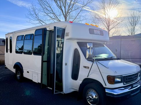 Used 2005 Ford E-450 and Econoline 450 image 2