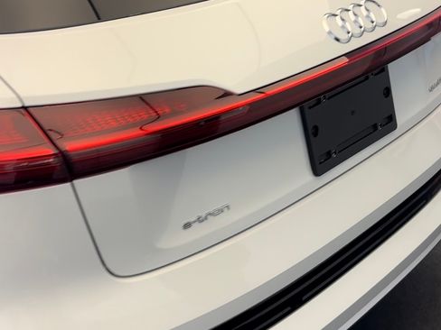 Used 2023 Audi e-tron Premium Plus w/ Premium Plus Package image 11