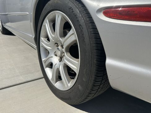 Used 2005 Jaguar XJ8 image 19