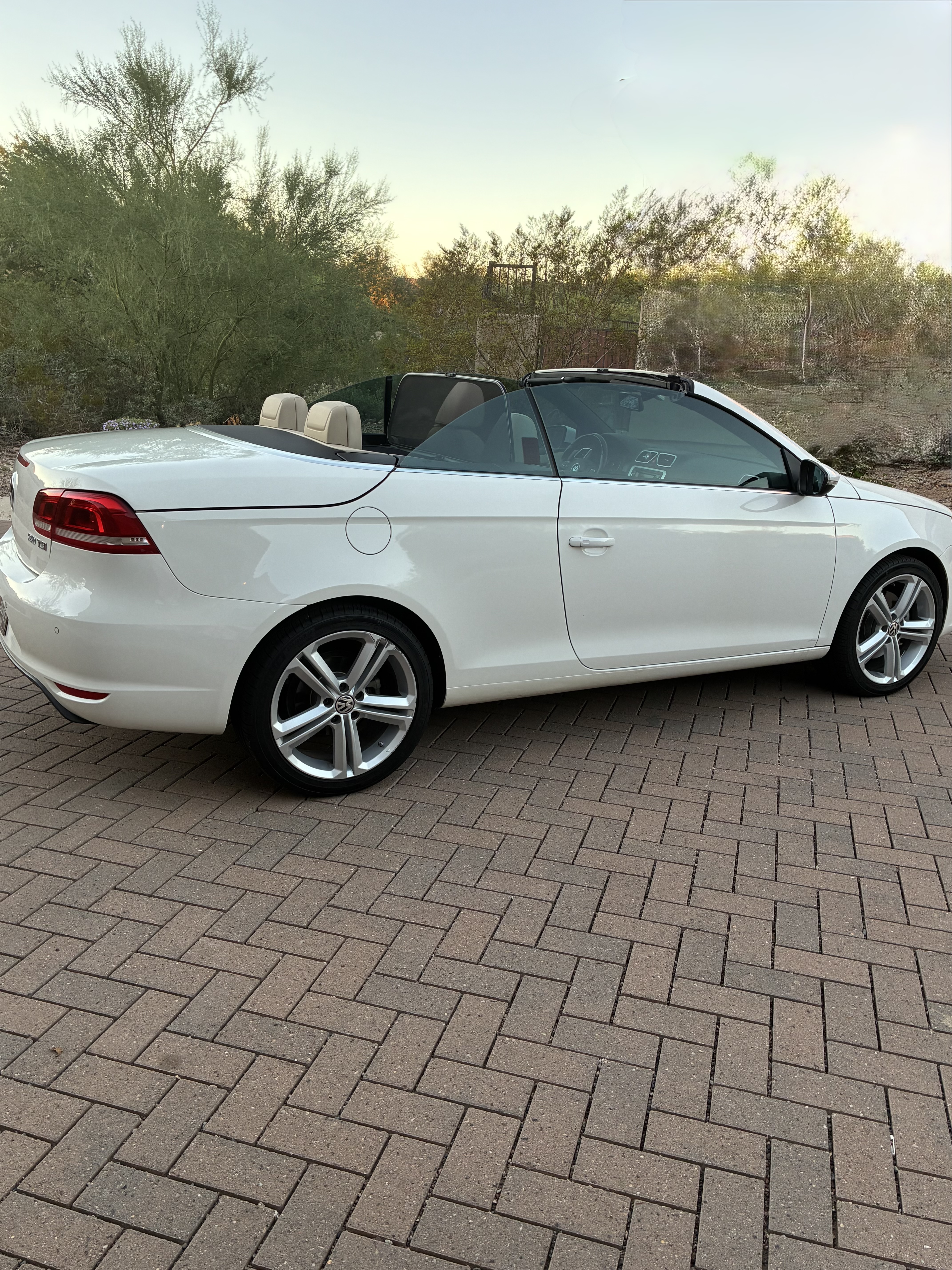 Used 2013 Volkswagen Eos Lux FWD image 6