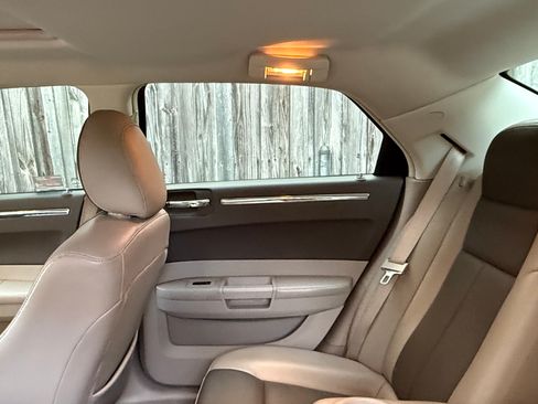 Used 2008 Chrysler 300 Touring RWD image 12