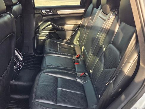 Used 2011 Porsche Cayenne Turbo image 17