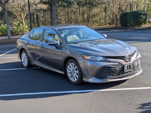 Used 2018 Toyota Camry LE image 9