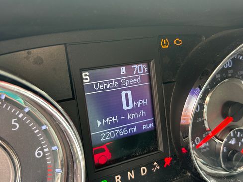 Used 2016 Chrysler Town & Country Touring-L image 19