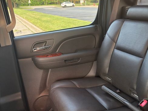 Used 2013 Chevrolet Avalanche LTZ AWD/4WD image 6