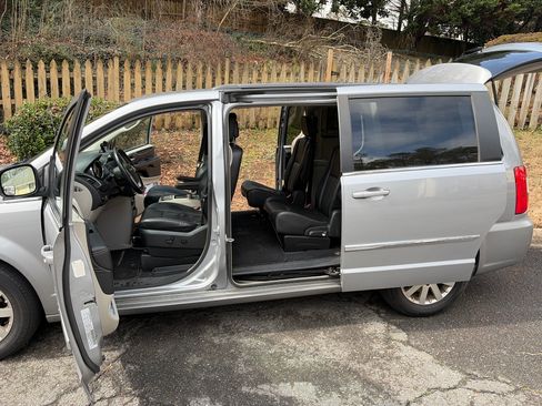 Used 2015 Chrysler Town & Country Touring image 13