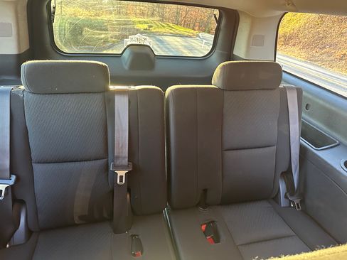 Used 2010 Chevrolet Suburban LS image 8