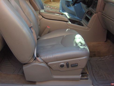 Used 2006 Chevrolet Silverado 2500 LT w/ Heavy-Duty Power Package image 14