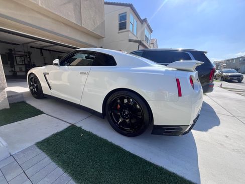 Used 2014 Nissan GT-R Premium image 24
