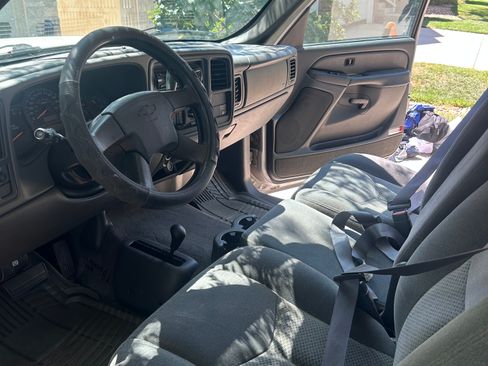 Used 2004 Chevrolet Silverado 2500 LS w/ Snow Plow Prep Package AWD/4WD image 11