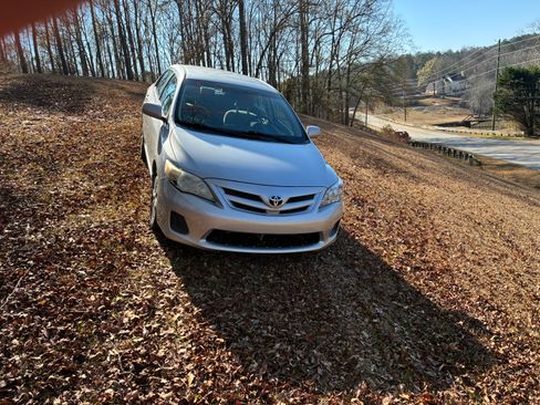 Used 2011 Toyota Corolla LE image 1