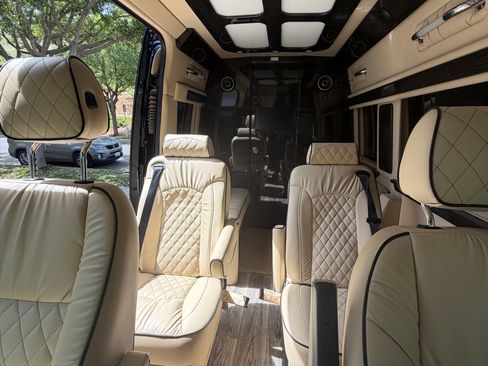 Used 2021 Mercedes-Benz Sprinter 2500 image 9