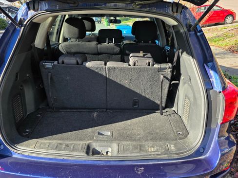 Used 2018 Nissan Pathfinder SV image 2